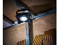 Magnetischer LED-Arbeitsstrahler an einem Metallprofil an der Decke befestigt.