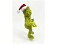 Plüsch-Grinch mit Weihnachtsmannmütze auf weißem Hintergrund.