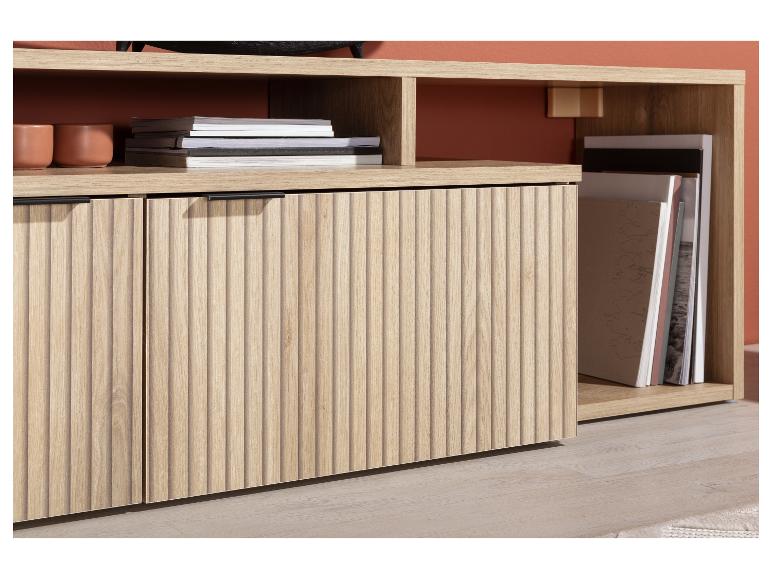 Heller Holz-TV-Schrank mit vertikalen Rillen an den Türen.
