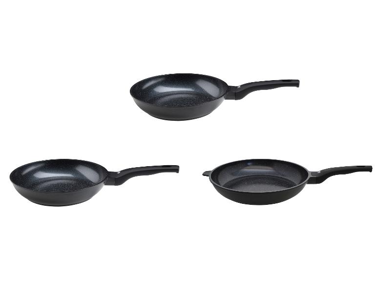 Drei schwarze Bratpfannen mit Antihaftbeschichtung und Griffen.