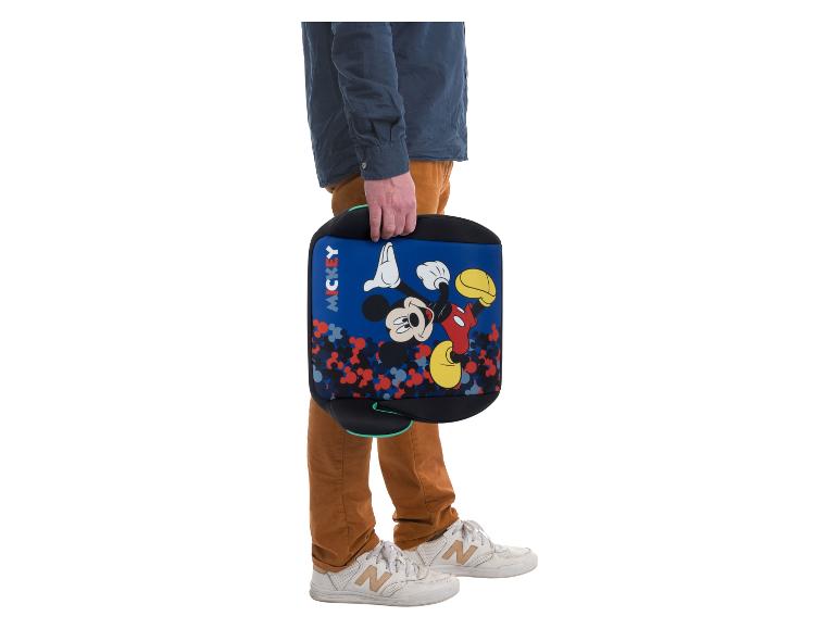 Person hält einen blauen Mickey Mouse Kindersitz mit buntem Muster.