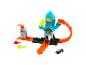 Spielset mit blauem Monster, orangefarbenen Bahnen und Spielzeugauto.