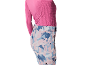 Pinkes Langarmshirt und gemusterte Skihose in Pink, Blau und Weiß.