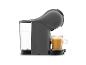 Graue Nescafé Dolce Gusto Kaffeemaschine, bereitet Cappuccino zu.