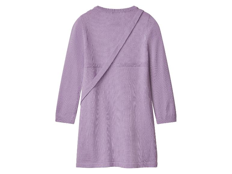 Lila Strickkleid mit langen Ärmeln und einem diagonalen Band über dem Rücken.