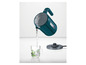 Ein tealblauer Wasserkocher von Russell Hobbs gießt heißes Wasser in ein Glas.