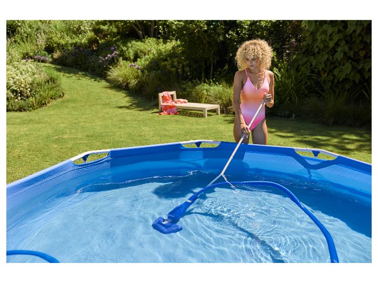 Reinigung eines aufstellbaren Pools mit einem manuellen Poolsauger.