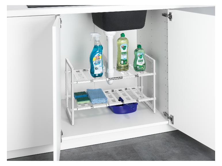 Küchen-Unterschrank mit zwei Ebenen zur Aufbewahrung von Reinigungsmitteln, darunter W5 Glas-Reiniger und Schwämme.