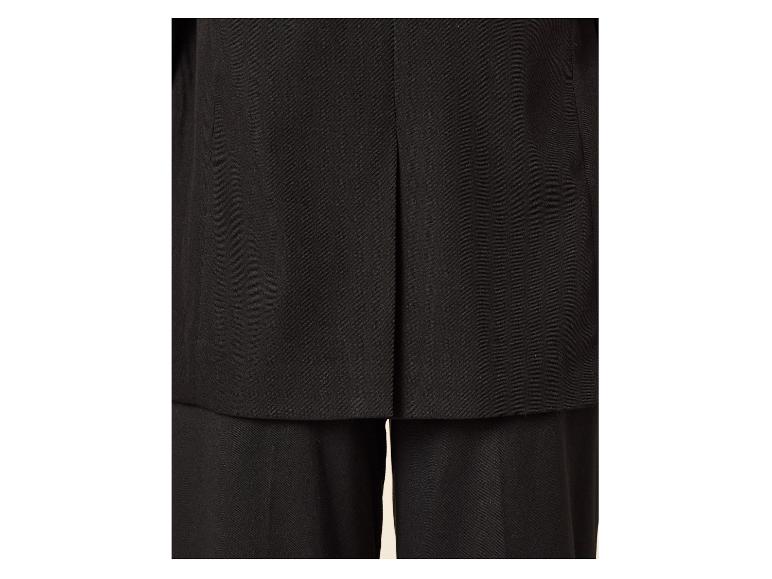 Schwarze Hose und Jacke mit Schlitz am Rücken