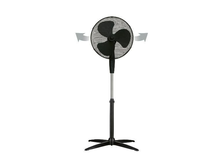 Schwarzer Standventilator mit oszillierenden Pfeilen auf weißem Hintergrund