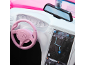 Detailliertes Armaturenbrett eines Spielzeugautos mit rosa Lenkrad und Navigationsbildschirm.