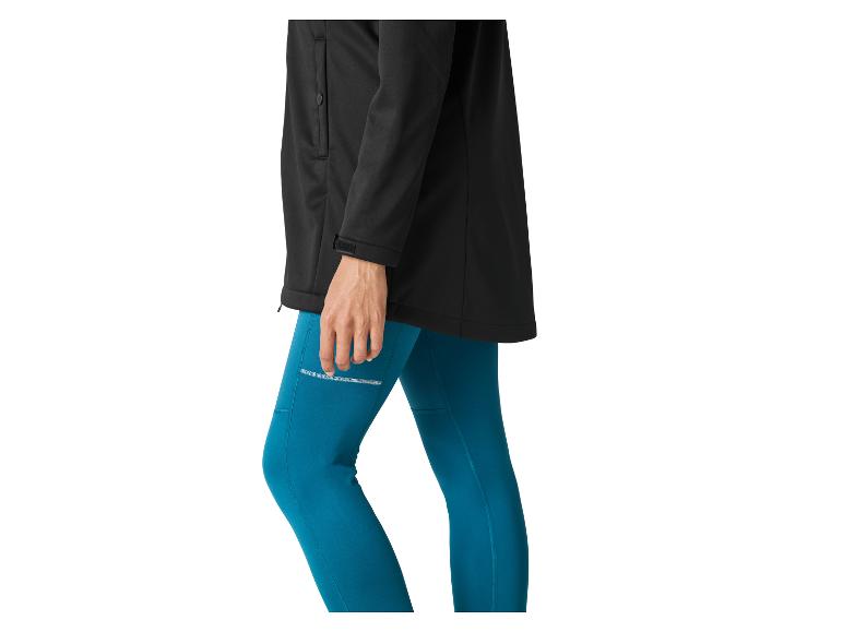 Frau in schwarzer Jacke und türkisfarbenen Leggings.