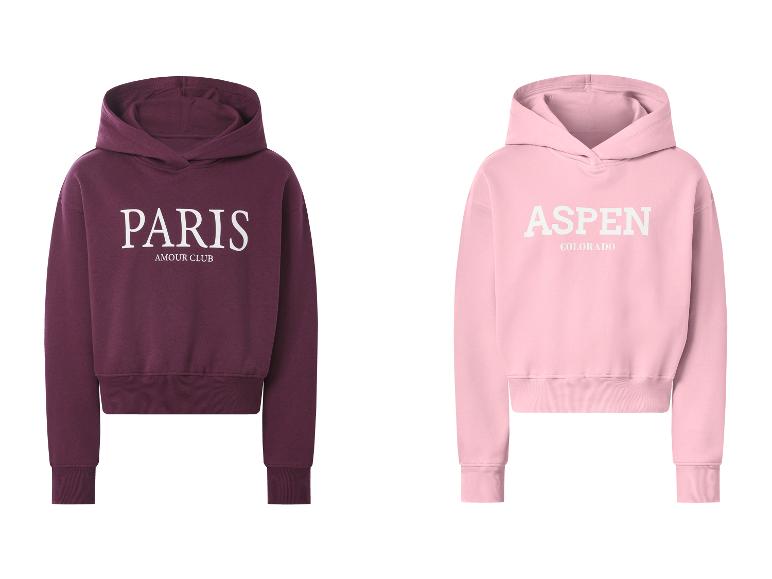 Zwei Kinder-Hoodies, ein bordeauxfarbener mit „PARIS AMOUR CLUB“ und ein rosafarbener mit „ASPEN COLORADO“.