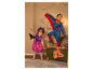 Kinder in Skye von Paw Patrol und Superman Kostümen feiern Halloween.