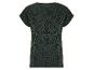 Grünes T-Shirt mit Leopardenmuster.