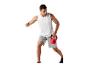 Mann in Tanktop und grauen Shorts macht Ausfallschritte mit einer roten 12 kg Kettlebell.