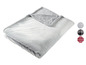 Eine graue Fleece-Decke mit weichem, flauschigem Innenfutter.