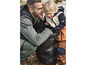 Ein Mann und ein Junge in Hello Kitty Outdoor-Kleidung.