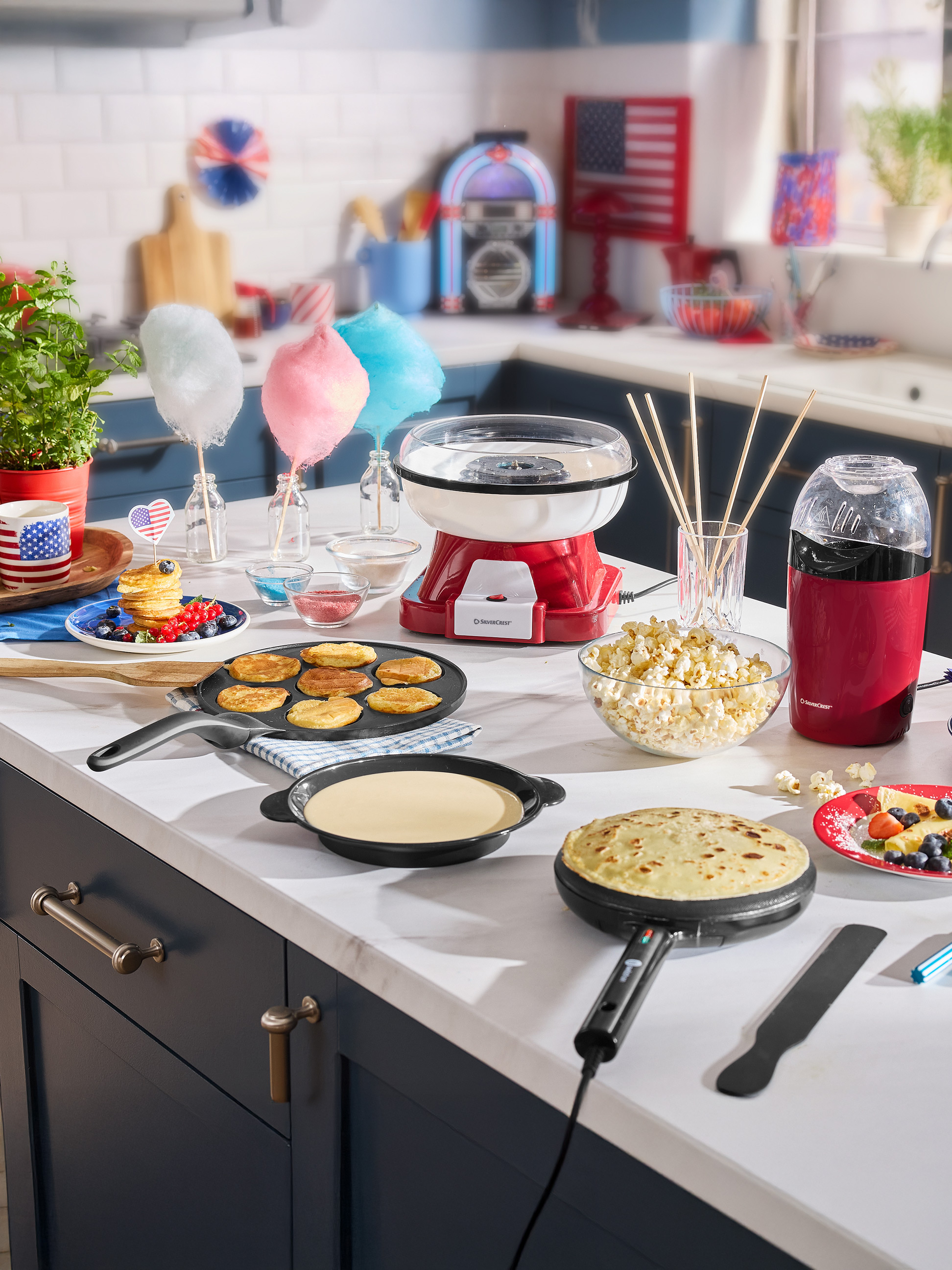 Küchentheke mit SilverCrest Zuckerwattemaschine, Popcornmaschine, Pfannkuchen und Crêpes.
