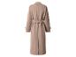 Langer beiger Trenchcoat mit Gürtel, von hinten gesehen.