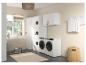 Waschküche mit Waschmaschine, Trockner, Bügelbrett und Lagerschränken.