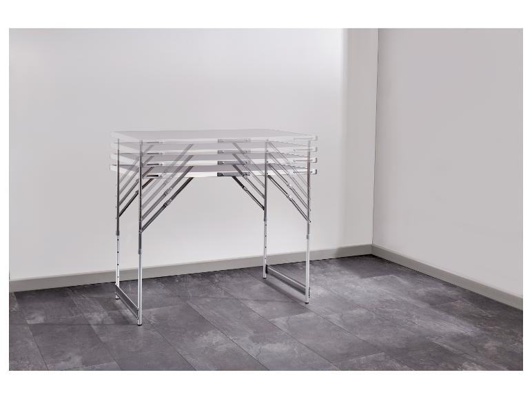 Aluminium-Klapptisch mit verstellbaren Beinen in einem weißen Raum mit dunklem Boden.