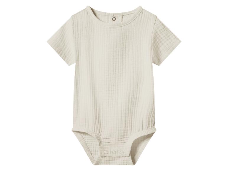 Baby-Kurzarmbody in Beige, aus gekrepptem Stoff.