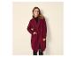 Frau in rotem Mantel und schwarzem Kleid mit Brille