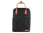 Schwarzer Rucksack mit braunen Ledergriffen und Details, mit seitlichem Kordelzug.