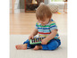 Ein Kind spielt mit einem Fisher-Price Lerntablet.