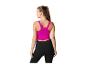 Frau in fuchsiafarbenem Sporttop und schwarzen Leggings, Rückansicht.