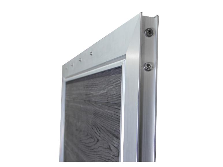 Detaillierte Ansicht eines Aluminiumrahmens mit Schrauben und einer dunklen Holzplatte.