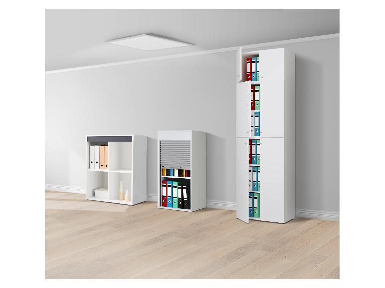 Weiße Büroschränke mit farbigen Aktenordnern und Ablageregalen in einem modernen Büro.