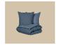 Blauer Bettbezug und Kissen mit gerippter Textur.