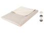 Beige Fleece-Decke mit verschiedenen Farbkombinationen.