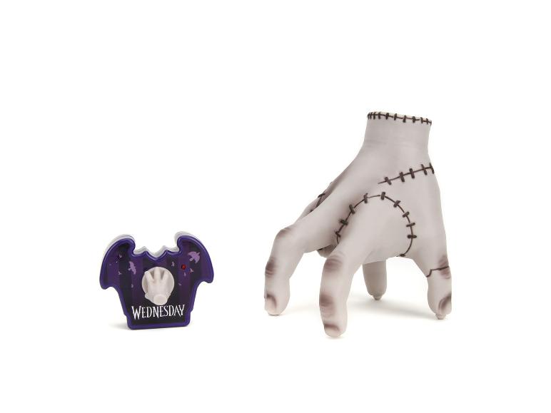 Dekorative Hand im Wednesday-Stil und eine lila Fledermaus-Dekoration mit dem Text „WEDNESDAY“.