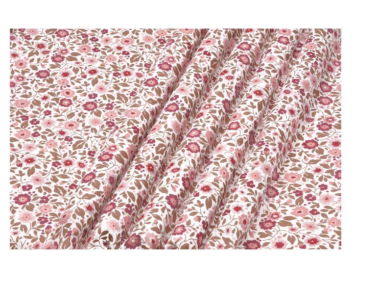 Baumwollstoff mit Blumenmuster aus rosa Blüten und braunen Blättern auf weißem Grund.
