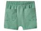 Grüne Shorts mit Gummizug und Taschen.