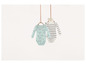 Zwei Baby-Bodys, einer mit Tierprint und der andere mit Streifen.