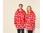 Mann und Frau in roten, festlichen Hoodie-Decken mit HO HO HO-Aufdruck.