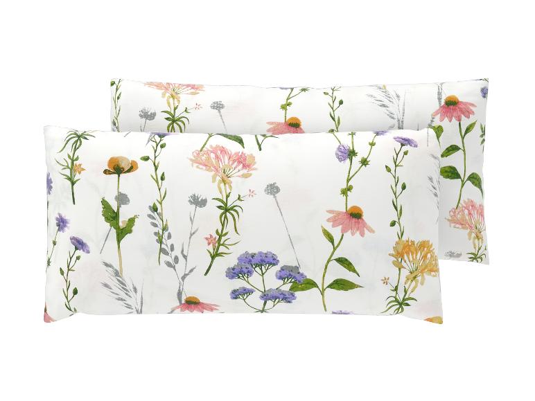Zwei weiße Kissenbezüge mit lebhaftem Blumenmuster.