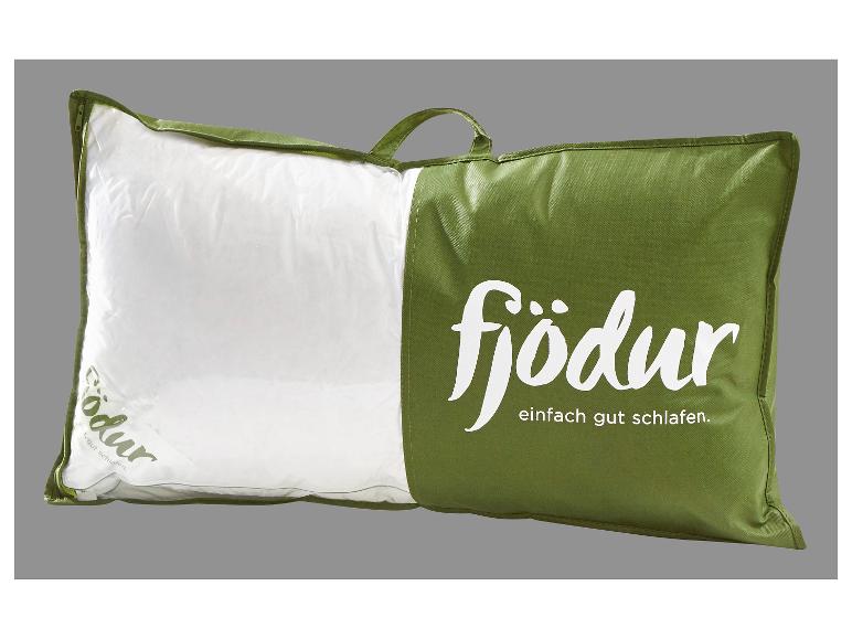 Weißes Kissen in grüner Hülle mit Reißverschluss und Griff, mit dem Text „fjödur“
