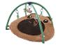 Baby-Spieldecke in Form eines braunen Bären mit grünem Bogen und Hängespielzeug.