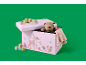 Rosa Spielzeugkiste mit Waldtier-Design, Teddybär, Decke und Holzklötzen.