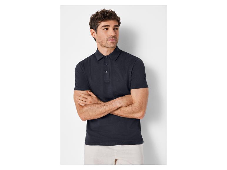 Dunkelblaues Polohemd und helle Hose für Herren.