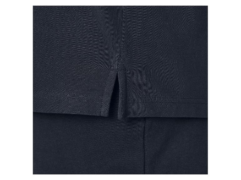 Detail eines marineblauen Poloshirts mit Seitenschlitzen.