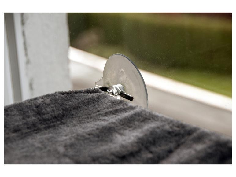 Graues, flauschiges Katzenfensterbett mit Saugnapf.