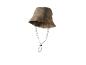 Sandfarbener Fischerhut mit verstellbarem Kinnriemen.