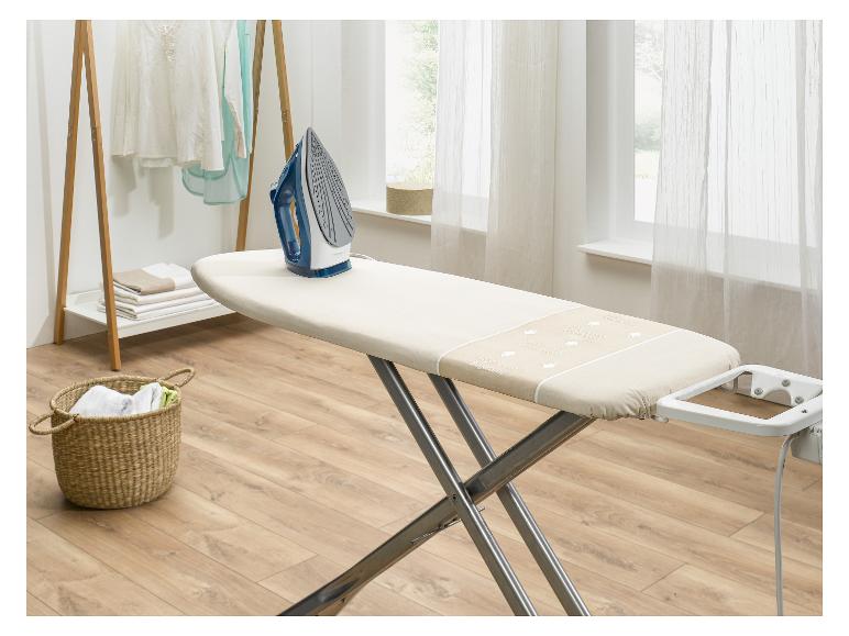 Bügelbrett mit Bügeleisen auf hellem Holzboden.