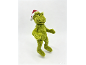 Grinch-Plüschtier mit Weihnachtsmütze auf weißem Hintergrund